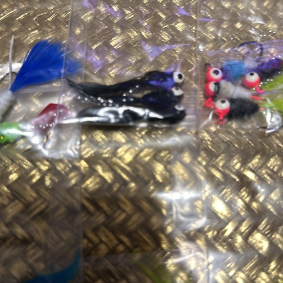 28 Hand Tied Crappie Jigs - Picture 4 of 5